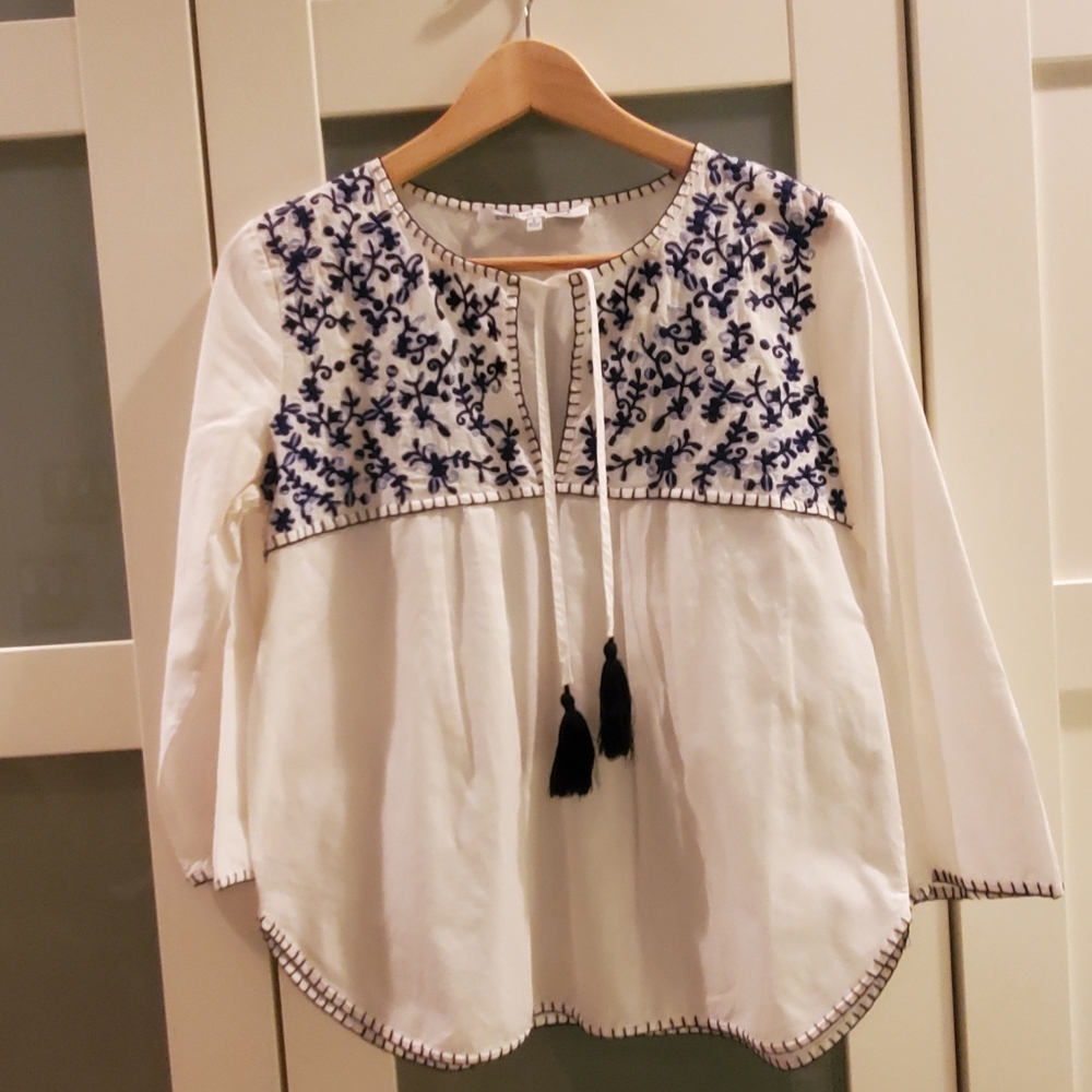 Detailed top, cute with jeans!